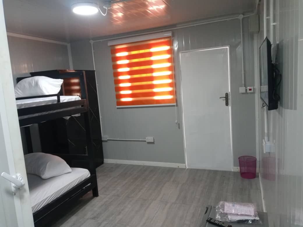 Full-room double-occupancy layout with zebra blinds - Warmth and residential feel
